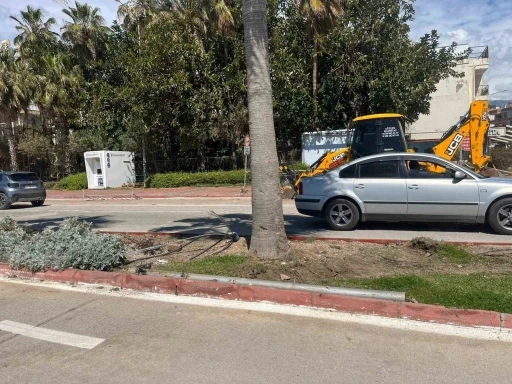 Antalya&rsquo;da otomobil elektrik direğine &ccedil;arptı: 2 yaralı
