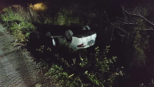 Antalya&rsquo;da otomobil sulama kanalına u&ccedil;tu, s&uuml;r&uuml;c&uuml;s&uuml; kayıplara karıştı
