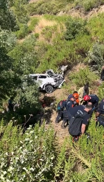 Antalya&rsquo;da otomobil u&ccedil;uruma yuvarlandı: 5 &ouml;l&uuml;, 2 yaralı
