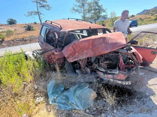 Antalya’da otomobiller kafa kafaya çarpıştı: 1’i ağır 6 yaralı
