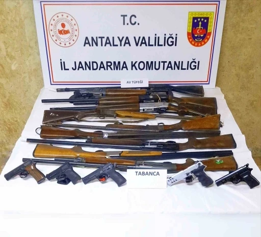 Antalya&rsquo;da ruhsatsız silah operasyonu: 15 silah ele ge&ccedil;irildi
