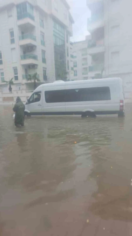 Antalya&rsquo;da sağanak etkili oldu,ara&ccedil;lar yollarda ilerlemekte zorlandı
