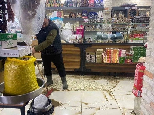 Antalya&rsquo;da sağanak hayatı fel&ccedil; etti: İş yerleri su basan esnaf sabahın ilk ışığıyla temizliğe başladı
