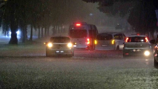 Antalya&rsquo;da sağanak yolları g&ouml;le d&ouml;nd&uuml;rd&uuml;, ara&ccedil;ların mahsur kaldığını g&ouml;ren diğer s&uuml;r&uuml;c&uuml;ler kaldırımlardan ilerledi

