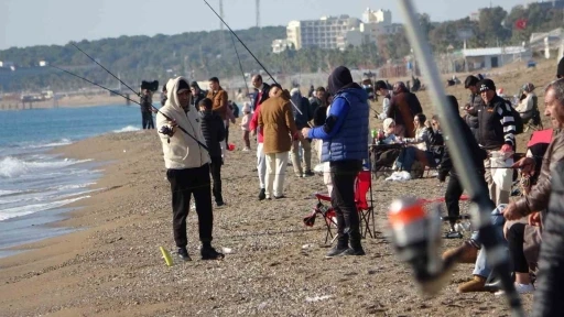 Antalya&rsquo;da sahile akın eden vatandaşlar g&uuml;neşin tadını &ccedil;ıkardı

