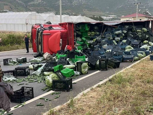 Antalya&rsquo;da sebze y&uuml;kl&uuml; kamyon ile motosiklet &ccedil;arpıştı: 3 yaralı
