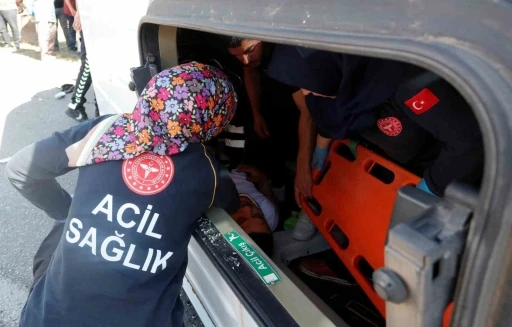 Antalya’da servis minibüsü devrildi, sıkışan sürücüyü ekipler çıkardı

