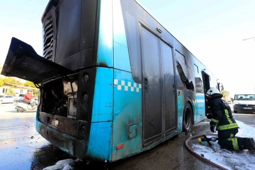 Antalya&rsquo;da seyir halindeki halk otob&uuml;s&uuml; alevlere teslim oldu
