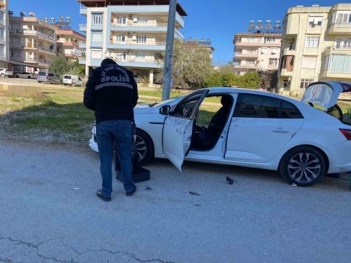 Antalya&rsquo;da seyir halindeki otomobile silahlı saldırı: 1 yaralı
