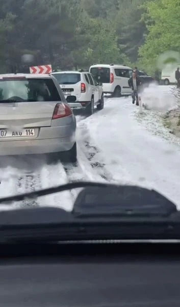Antalya’da şiddetli dolu yağışı yayla yolunu beyaza bürüdü
