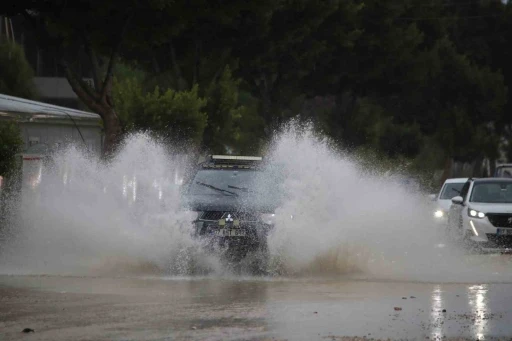 Antalya&rsquo;da şiddetli yağış hayatı olumsuz etkiledi
