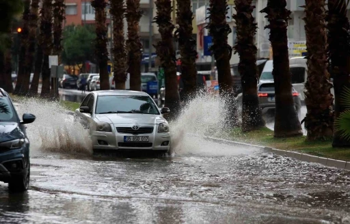 Antalya’da şiddetli yağış ve yıldırımlar etkili oldu
