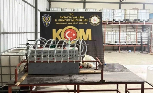 Antalya&rsquo;da son 1 haftada su&ccedil; işleme amacıyla &ouml;rg&uuml;t kurma ve ka&ccedil;ak&ccedil;ılık su&ccedil;larından 14 kişi tutuklandı
