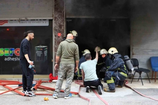 Antalya&rsquo;da s&uuml;nger dolu depoda  korkutan yangın
