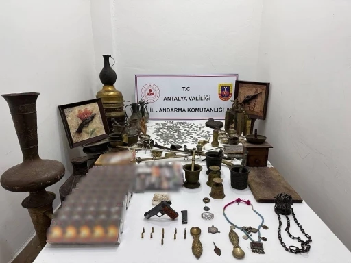 Antalya&rsquo;da tarihi eser ve ka&ccedil;ak eşya operasyonu
