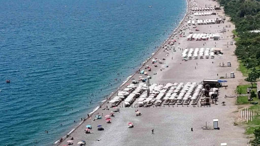 Antalya&rsquo;da termometreler 38 dereceyi g&ouml;sterdi, sahiller doldu
