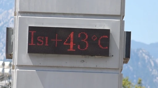 Antalya’da termometreler 43 dereceyi gördü, sahiller doldu
