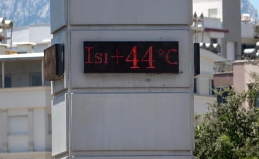Antalya&rsquo;da termometreler 44 dereceyi g&ouml;rd&uuml;
