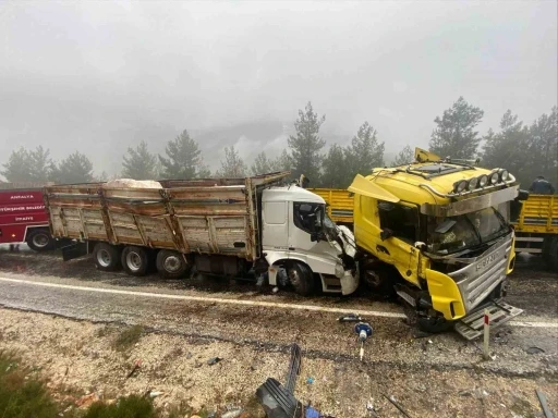 Antalya&rsquo;da tır ile kamyon kafa kafaya &ccedil;arpıştı: 1 &ouml;l&uuml;, 1 ağır yaralı
