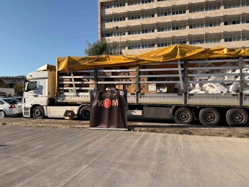 Antalya&rsquo;da tırdan 7 milyon 440 bin ka&ccedil;ak makaron &ccedil;ıktı
