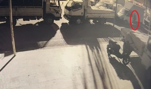 Antalya&rsquo;da &uuml;zerinde anahtarı unutulan biber y&uuml;kl&uuml; kamyonet terk edilmiş halde bulundu
