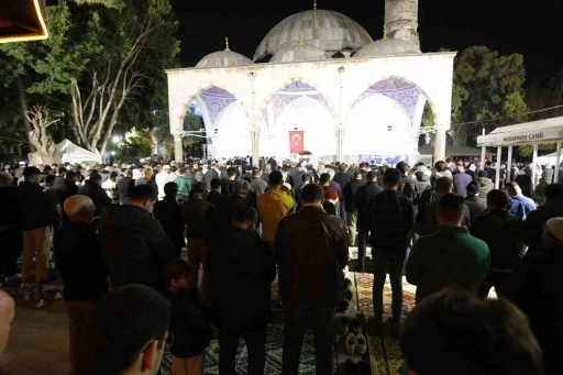 Antalya’da vatandaşlar Kadir Gecesi’nde camileri doldurdu
