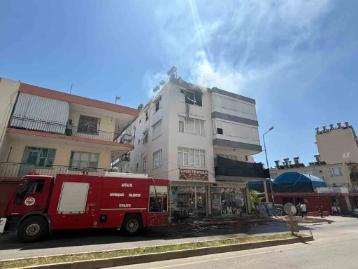 Antalya&rsquo;da yangında ev sahibi ve bir itfaiye eri dumandan etkilendi
