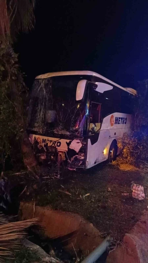Antalya’da yolcu otobüsü refüjdeki ağaç ve aydınlatma direğine çarptı: 3 yaralı
