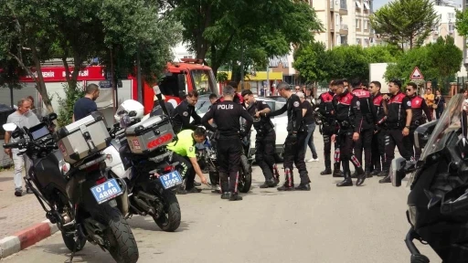 Antalya&rsquo;da yunus timleri kaza yaptı: 2 polis yaralı
