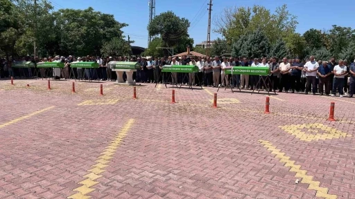 Antalya&rsquo;daki feci kazada hayatını kaybeden aile son yolculuğuna uğurlandı
