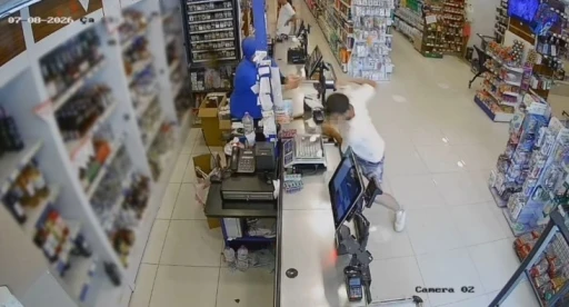 Antalya&rsquo;daki zincirleme kapka&ccedil; ve gasp olayında marketteki kasiyer yaşadığı şoku anlattı
