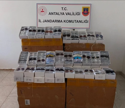 Antalya Gaziapaşa’da 15 bin adet kaçak güneş gözlüğü ele geçirildi
