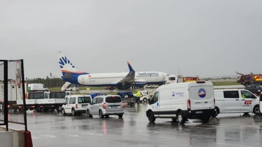 Antalya Havalimanı&rsquo;nda korkutan kaza ucuz atlatıldı
