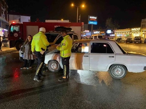 Antalya iki otomobilin &ccedil;arpıştığı ve 3 kişinin yaralandığı kaza anı kamerada
