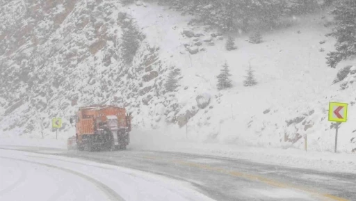 Antalya-Konya kara yolunda kar yağışı aralıklarla devam ediyor
