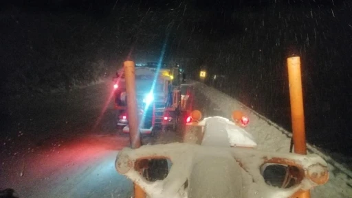 Antalya-Konya karayolunda kar yağışı etkili oldu: Kar kalınlığı yer yer 10 santimetreye ulaştı
