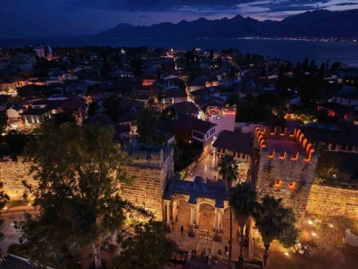 Antalya&rsquo;nın tarihi kapısı aydınlatıldı
