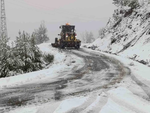 Antalya&rsquo;nın y&uuml;ksek kesimlerinde karla m&uuml;cadele &ccedil;alışması
