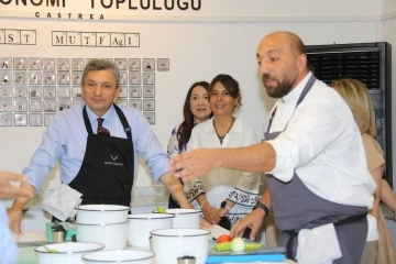 Antalya protokolü  ’Anneler Günü’ için menemen yarışmasında hünerlerini sergiledi
