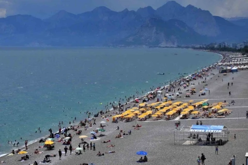 Antalya sahillerinde bayram yoğunluğu ikinci g&uuml;nde artarak devam etti
