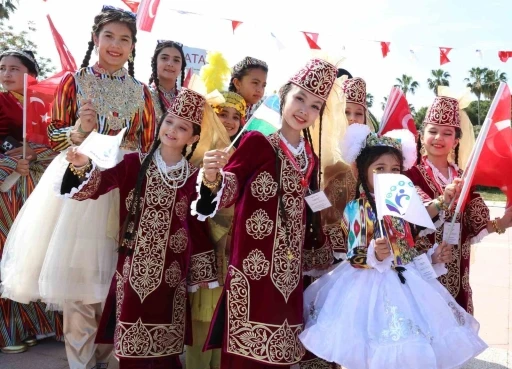 Antalya sokakları dünya çocuklarıyla renklendi
