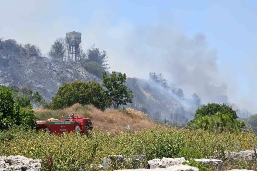 Antalya Valiliği açıkladı: 3 ilçede yangın kontrol altında, Gazipaşa’da müdahale sürüyor
