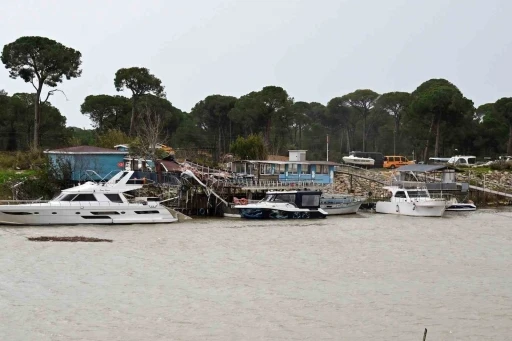 Antalya Valisi Şahin: "Seralar ciddi hasar g&ouml;rd&uuml;, bir kişi yaralandı"

