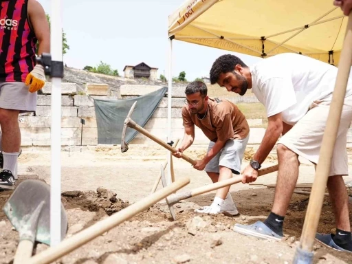 Antik kent kazısına gönüllüler de destek verdi
