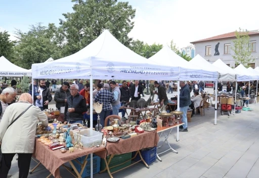 Antika pazarı, antika k&uuml;lt&uuml;r&uuml;n&uuml; yaşatmaya devam ediyor
