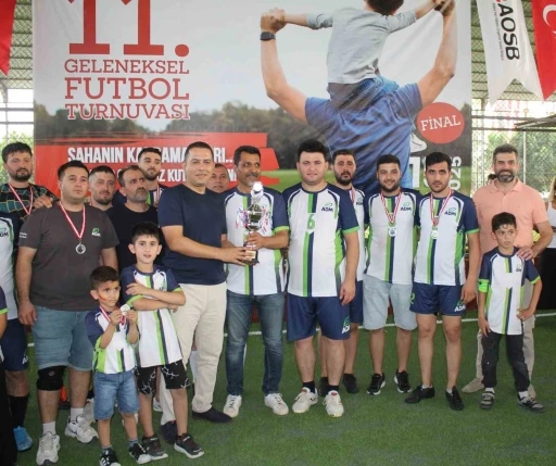 AOSB 11’inci Futbol Turnuvasının Şampiyonasında dereceye girenlere ödülleri verildi

