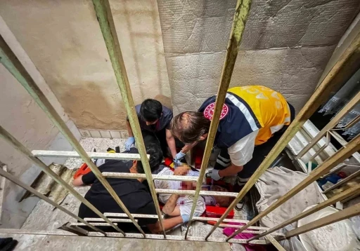 Apartman boşluğuna d&uuml;şen vatandaşı itfaiye kurtardı
