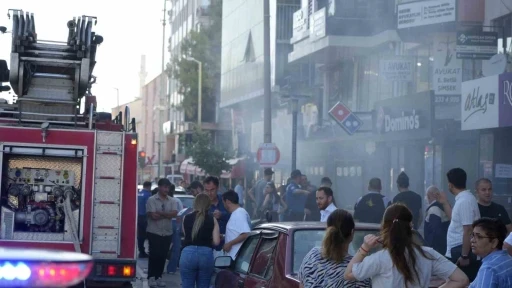 Apartman boşluğundaki çöp yangını restoranı dumana boğdu
