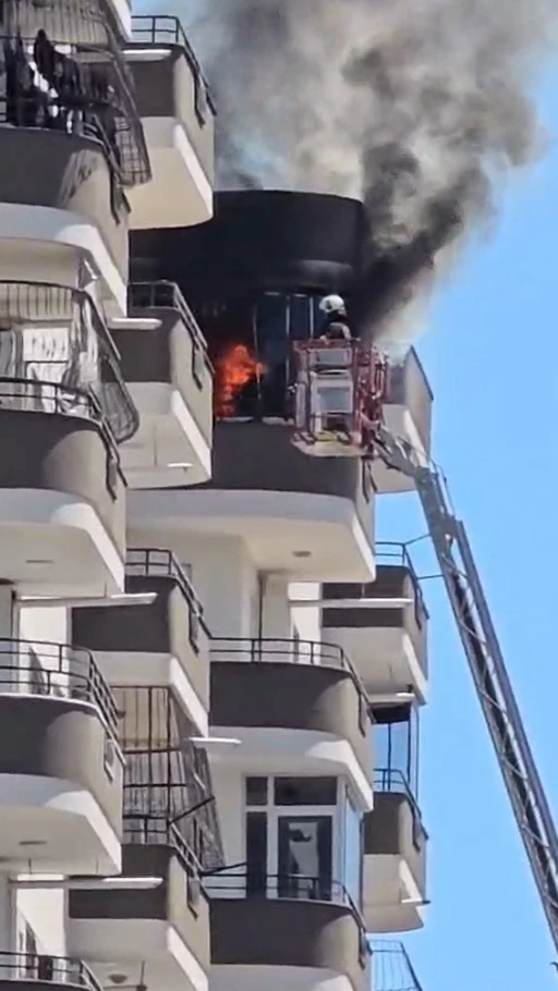 Apartman dairesinde &ccedil;ıkan yangın s&ouml;nd&uuml;r&uuml;ld&uuml;
