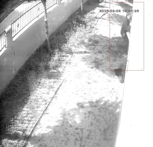 Apartman dairesine tırmanıp girdi, diz&uuml;st&uuml; bilgisayar &ccedil;aldı
